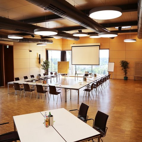 Tagungshotel Oberpfalz: Das Hotel für Deine Tagung Großer heller Konferenzraum mit Tischen, Stühlen und Projektor