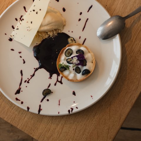 Restaurant in Parsberg: Gourmet genießen Dessertteller mit Fruchttörtchen, Vanilleeis und Schokoladensauce