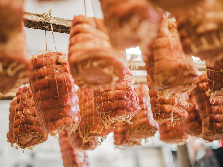Nachhaltiges Hotel in Bayern mit Hirschenmanufaktur Geflochtenes Fleisch hängt zum Trocknen in einer Metzgerei