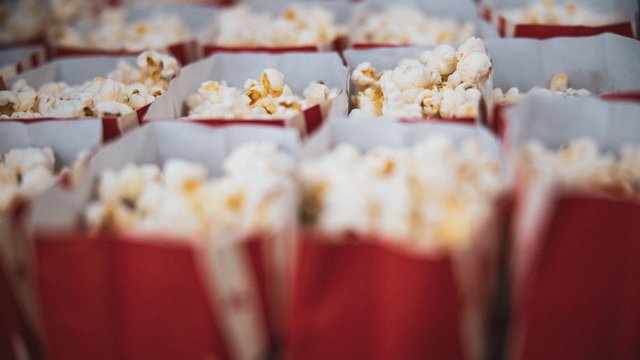 Romantik Hotel Hirschen: Blog Viele rote Popcorntüten gefüllt mit frischem Popcorn