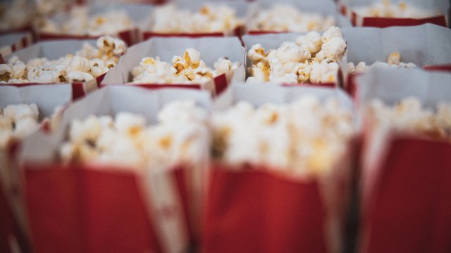 Romantik Hotel Hirschen: Blog Viele rote Popcorntüten gefüllt mit frischem Popcorn