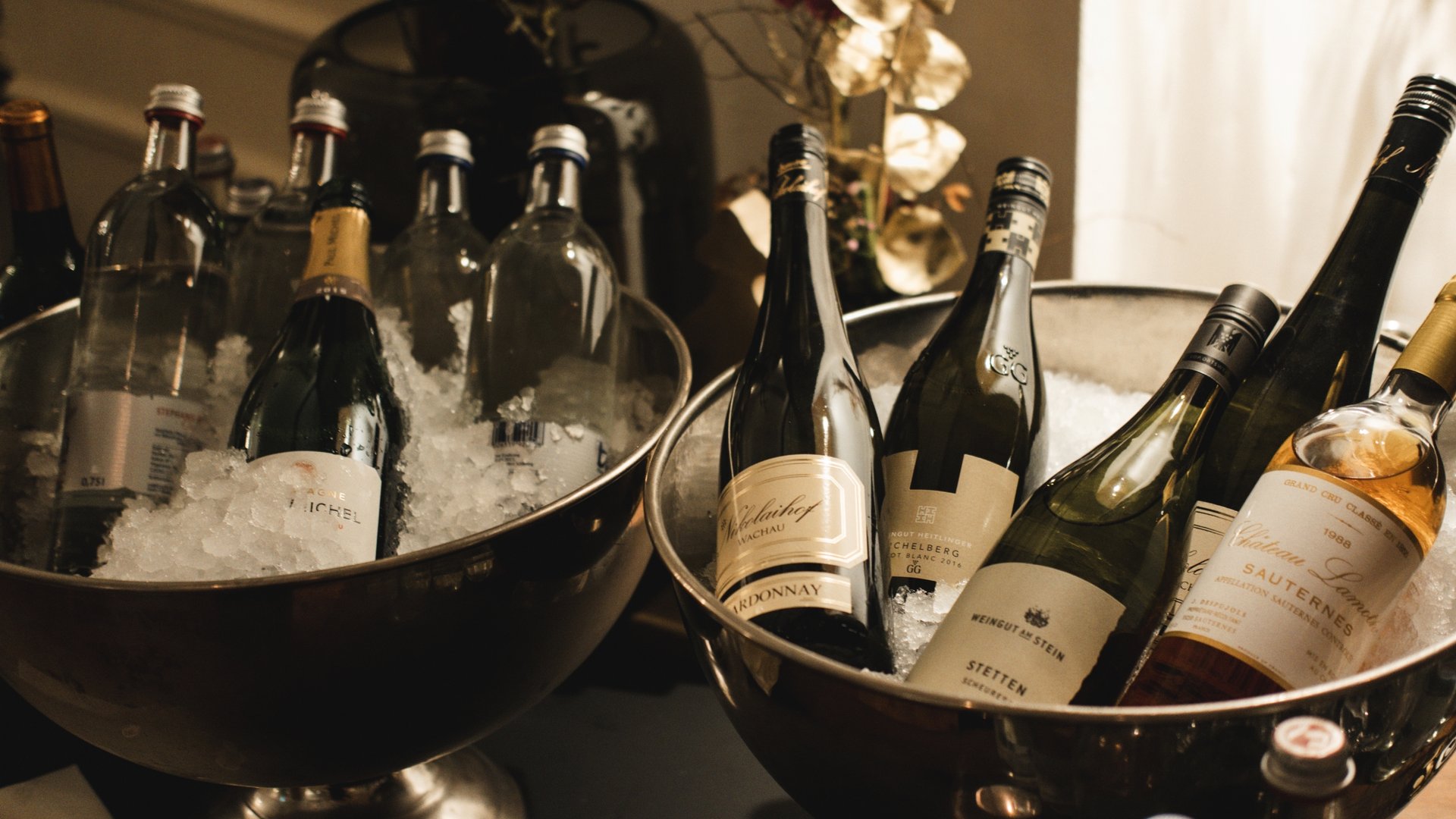 Eventkalender 2026 Mehrere Weinflaschen in Eisbehältern, bereit zum Servieren