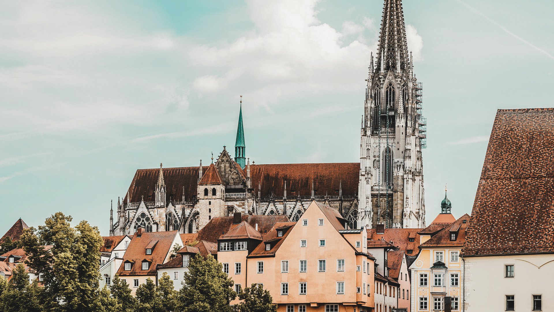 Family hotel Upper Palatinate: There’s so much to experience here! View of Regensburg Cathedral and historic houses along the Danube