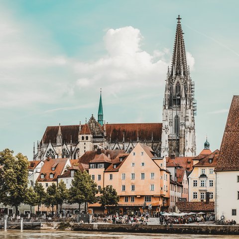 Romantik Hotel Hirschen: Gastgeber & Werte Blick auf den Regensburger Dom und historische Häuser an der Donau