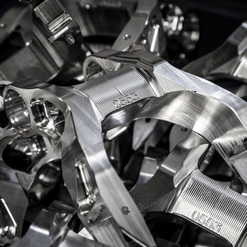 Hotel mit Fahrradverleih in Bayern gesucht? Nahaufnahme von polierten Metallmaschinenteilen mit geprägter Nummer