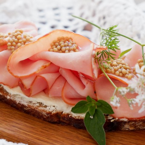 Nachhaltiges Hotel in Bayern mit Hirschenmanufaktur Brot mit Frischkäse, Schinken, Senfkörnern und frischen Kräutern