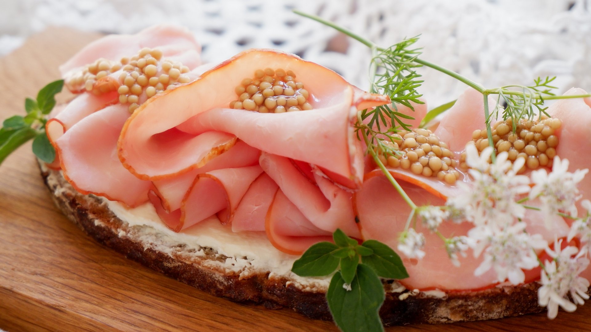 Nachhaltiges Hotel in Bayern mit Hirschenmanufaktur Brot mit Frischkäse, Schinken, Senfkörnern und frischen Kräutern