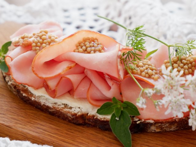 Romantik Hotel Hirschen: Bildergalerie Brot mit Frischkäse, Schinken, Senfkörnern und frischen Kräutern