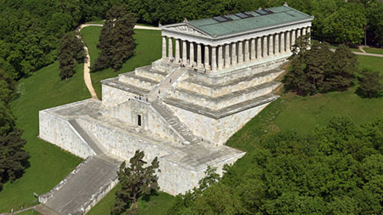 Die Walhalla, ein neoklassizistisches Denkmal inmitten des Waldes