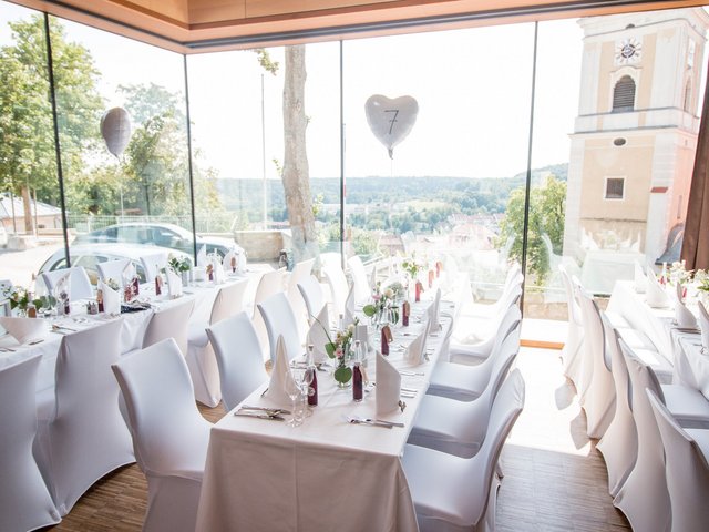 Romantik Hotel Hirschen: Bildergalerie Hell dekorierter Raum mit eingedeckten Tischen und weißen Stühlen für eine Feier