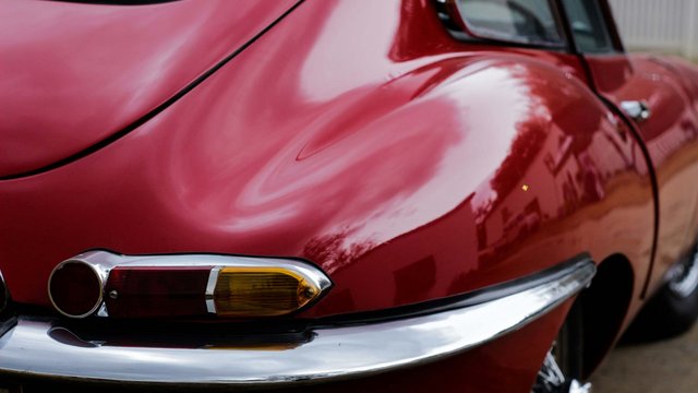 Romantik Hotel Hirschen: Blog Nahaufnahme eines roten Oldtimer-Hecklichts mit Chromstoßstange