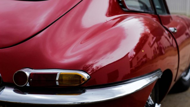 Romantik Hotel Hirschen: Blog Nahaufnahme eines roten Oldtimer-Hecklichts mit Chromstoßstange