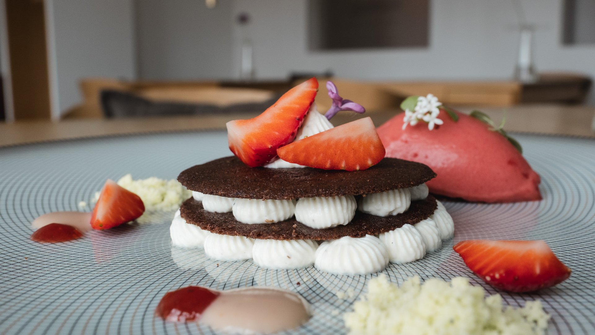 Home Schichtdessert mit Erdbeeren, Sahne und Schokoladenkeksen auf Teller angerichtet