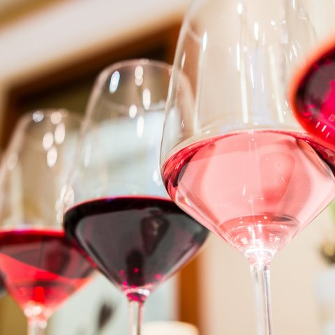 Gasthof Parsberg: Ein Gruß an den guten Geschmack Nahaufnahme von mehreren Weingläsern mit Rot- und Roséwein