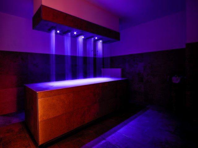 Romantik Hotel Hirschen: Bildergalerie Moderne Wassermassage mit blauem Licht in einem Wellnessbereich