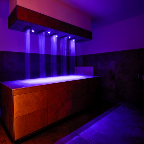 Romantik Hotel Hirschen: Gastgeber & Werte Moderne Wassermassage mit blauem Licht in einem Wellnessbereich