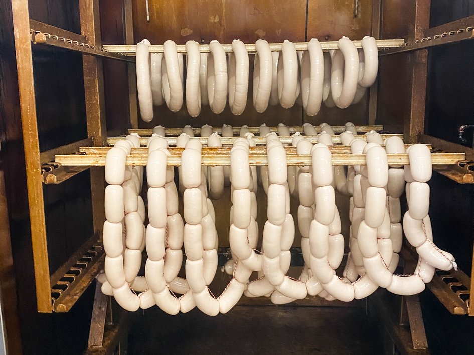 Tagungshotel mit Events gesucht? Weißwürste hängen zum Trocknen in einem Räucherofen