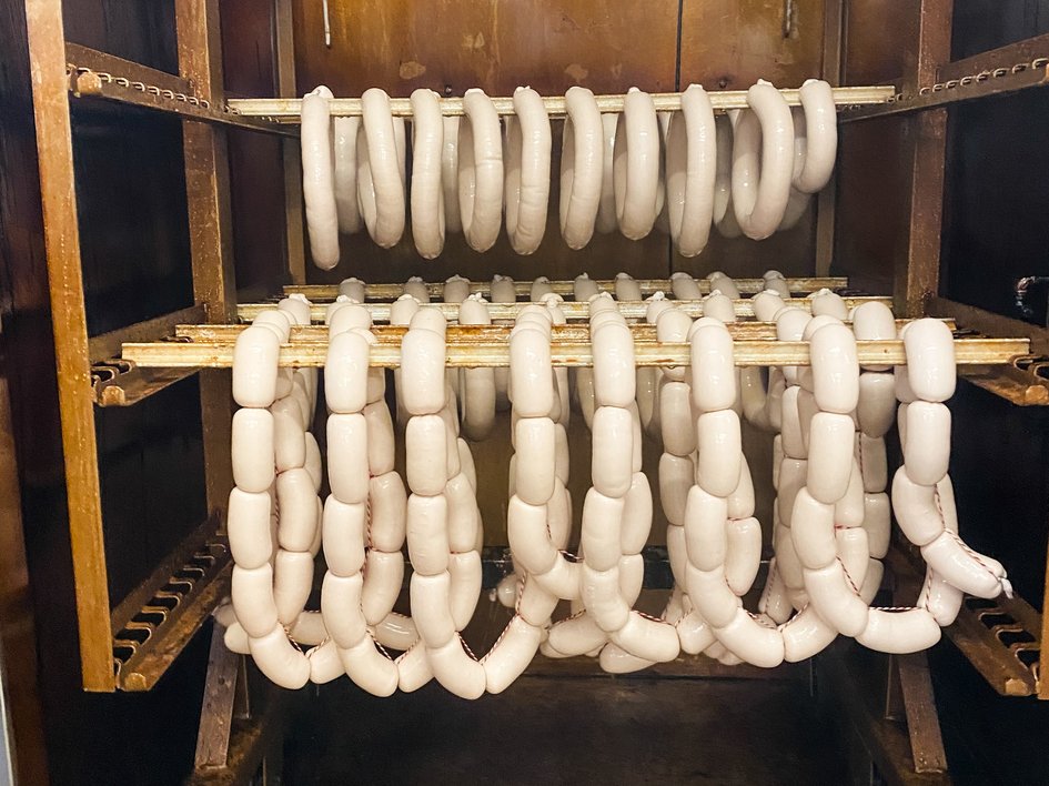 Tagungshotel mit Events gesucht? Weißwürste hängen zum Trocknen in einem Räucherofen