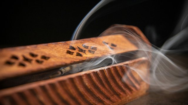 Romantik Hotel Hirschen: Blog Räucherstäbchen rauchen in einem verzierten Holzbehälter