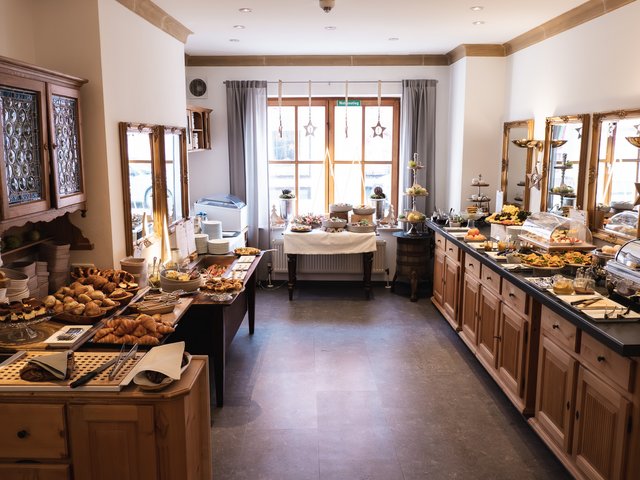 Romantik Hotel Hirschen: Bildergalerie Heller Frühstücksraum mit Buffet und Gebäck auf Holzmöbeln