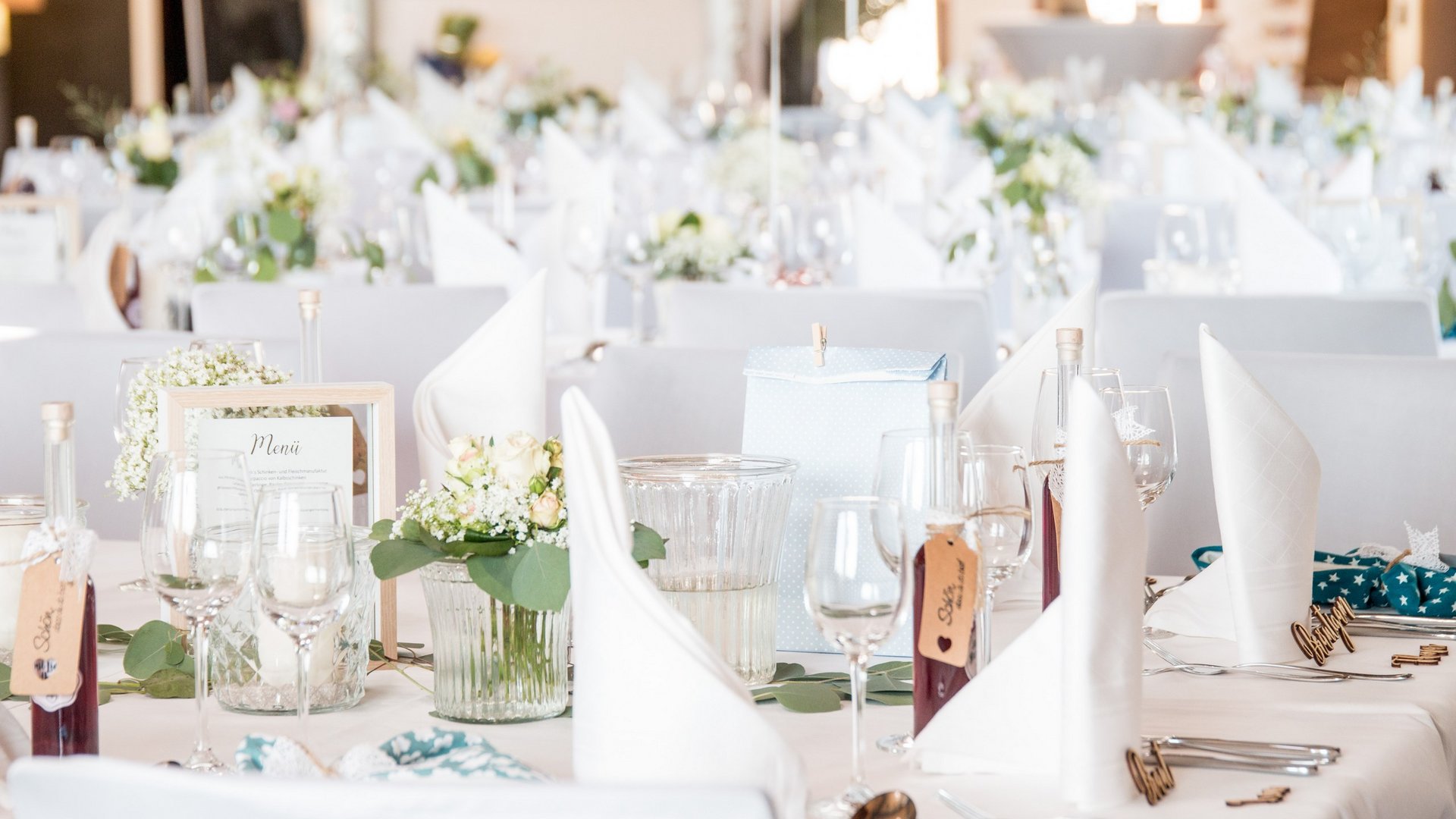 Hochzeitslocation Oberpfalz gesucht? Eleganter festlich gedeckter Tisch mit weißen Servietten und Blumen