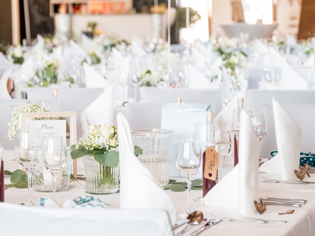 Romantik Hotel Hirschen: picture gallery Elegant festive table set with white napkins and floral decorations