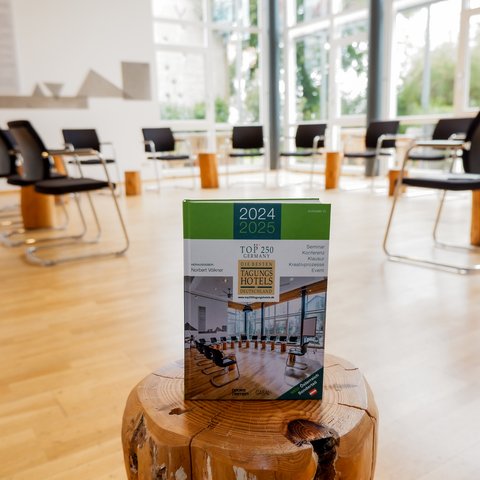 Tagungshotel Oberpfalz: Das Hotel für Deine Tagung Prospekt über die besten Tagungshotels 2024 2025 in einem Seminarraum