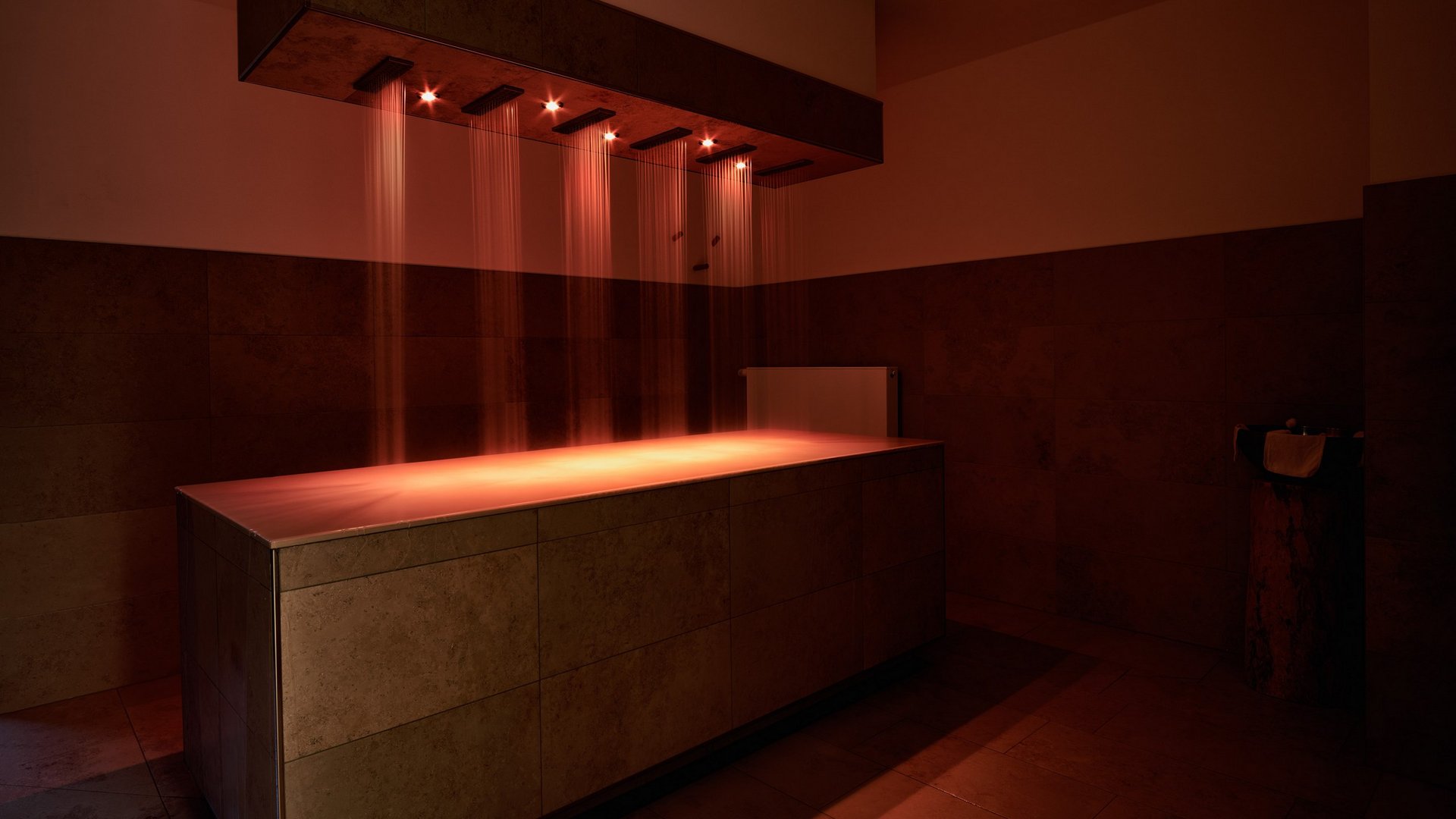 Home Moderne Wellness-Dusche mit roter Beleuchtung in einem Spa-Raum