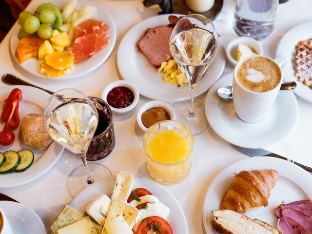 Romantik Hotel Hirschen: Bildergalerie Frühstück mit frischem Obst, Käse, Aufschnitt, Gebäck, Kaffee und Säften