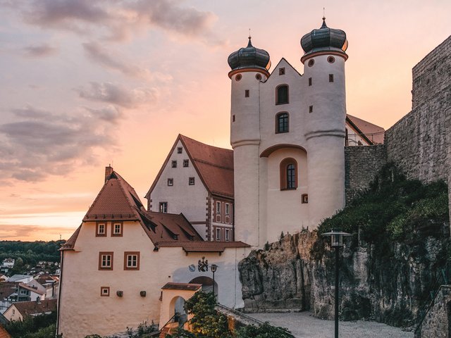 Romantik Hotel Hirschen: Bildergalerie Historische Gebäude und Türme bei Sonnenuntergang in einer Altstadt