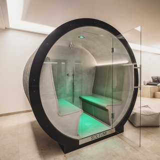 Wellnesshotel in Parsberg mit Spa, Genuss und stilvollen Zimmern. Moderne runde Dampfkabine mit grüner Beleuchtung in einem Spa