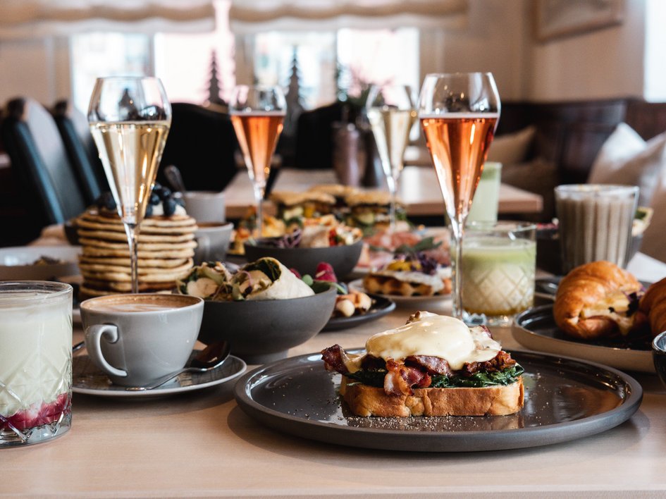 Brunch - das Langschläferfrühstück Verschiedene Frühstücksgerichte und Getränke auf einem gedeckten Tisch