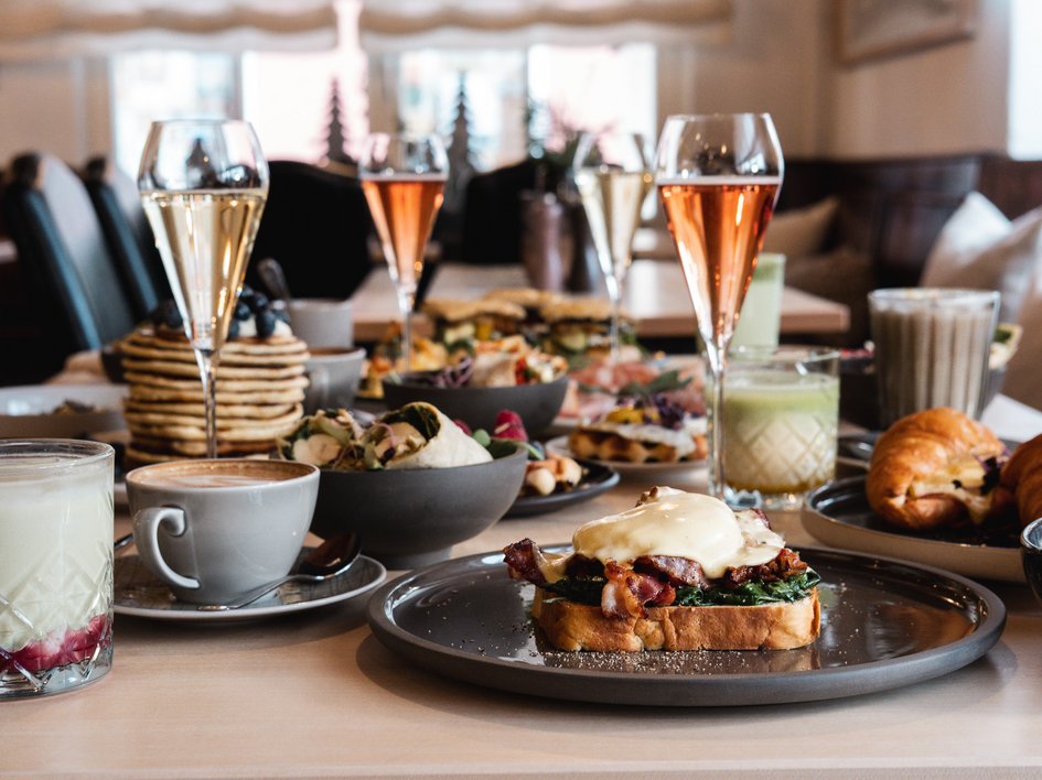 Brunch - das Langschläferfrühstück Verschiedene Frühstücksgerichte und Getränke auf einem gedeckten Tisch