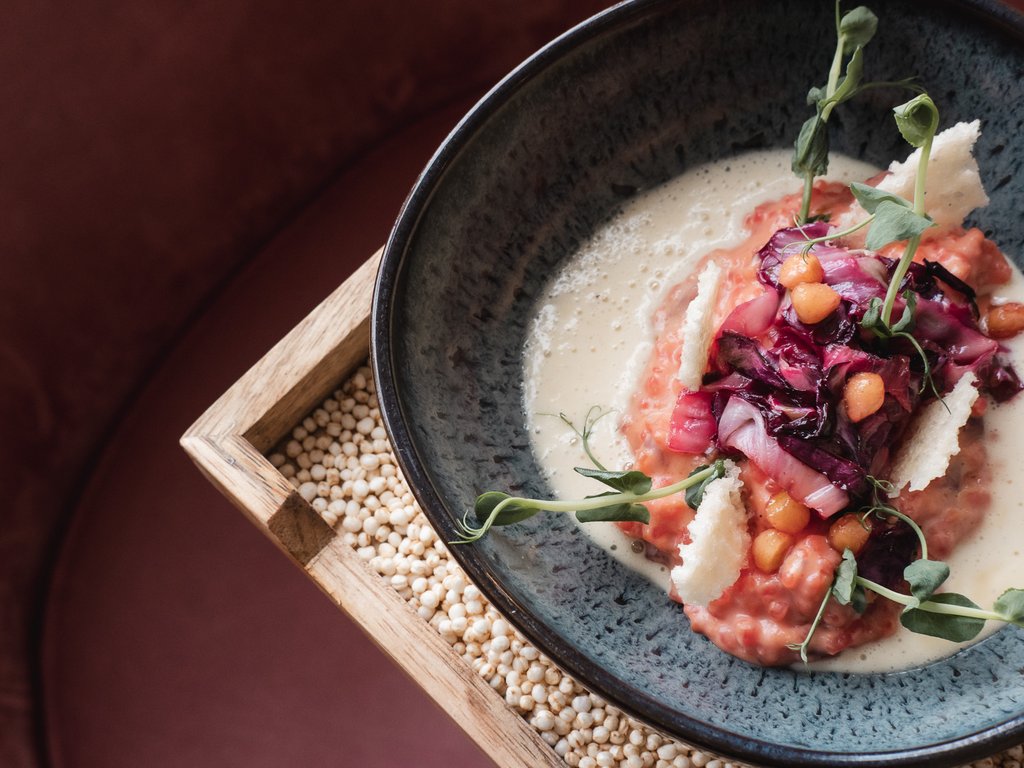 Wellness Elegantes Gericht mit Kichererbsen, Rotkohl, Käsestücken und Kräutern auf Teller