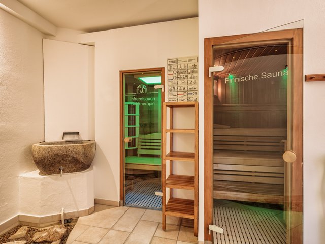 Romantik Hotel Hirschen: Bildergalerie Eingang zu Infrarotsauna und finnischer Sauna in einem Wellnessbereich
