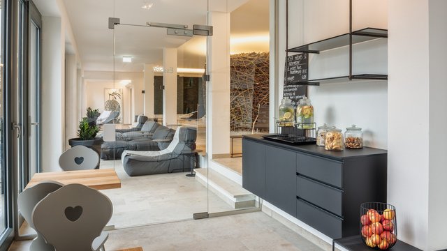 Romantik Hotel Hirschen: Blog Moderner Ruheraum mit gemütlichen Sesseln und gesundem Snackbereich
