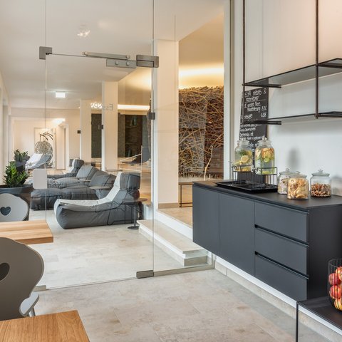 Deine Anfrage im Romantik Hotel Hirschen Moderner Ruheraum mit gemütlichen Sesseln und gesundem Snackbereich