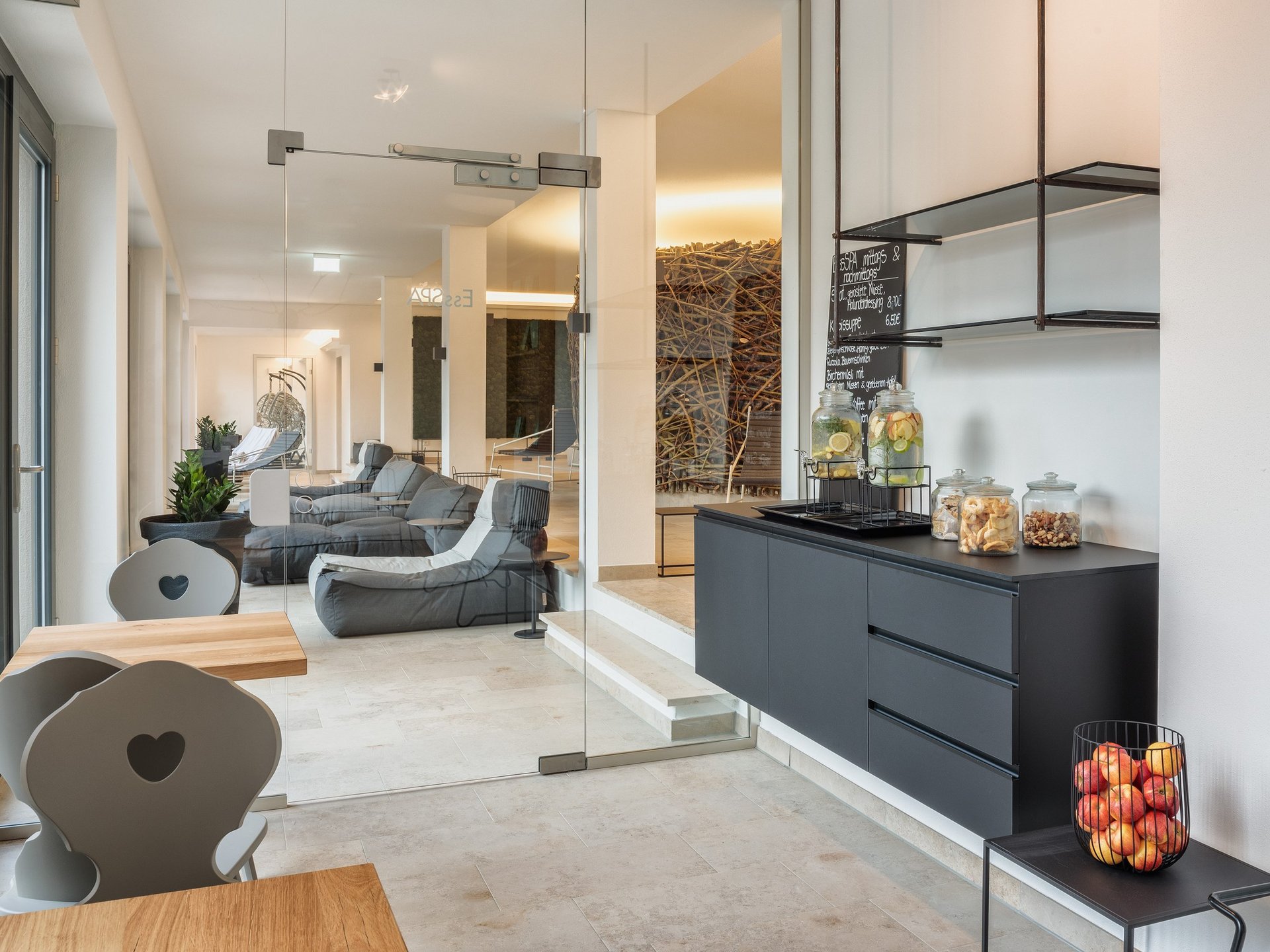 Everything you need for your stay. Modern relaxation room with comfortable chairs and healthy snack area