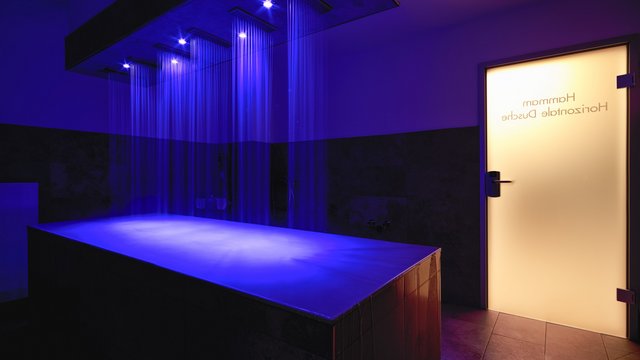 Romantik Hotel Hirschen: Blog Moderner Spa-Horizont-Temperatur-Duschbereich mit blau beleuchtetem Wasser