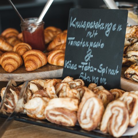 Conference Hotel in the Upper Palatinate: Conference and Seminar Rooms at the Romantik Hotel Hirschen Selection of fresh croissants and pastries with jam