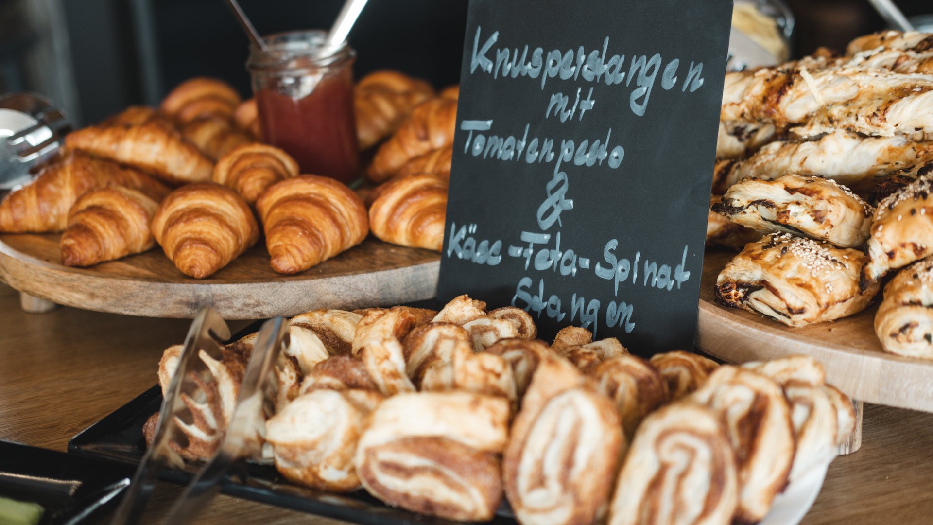 Tagungspauschalen, Räume & Preise für Seminare und Tagungen Auswahl an frischen Croissants und Gebäck mit Marmelade