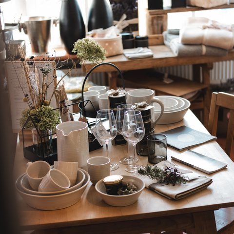 Nachhaltiges Hotel in Bayern mit Hirschenmanufaktur Tisch mit Keramik, Weingläsern und Dekoration in gemütlicher Atmosphäre