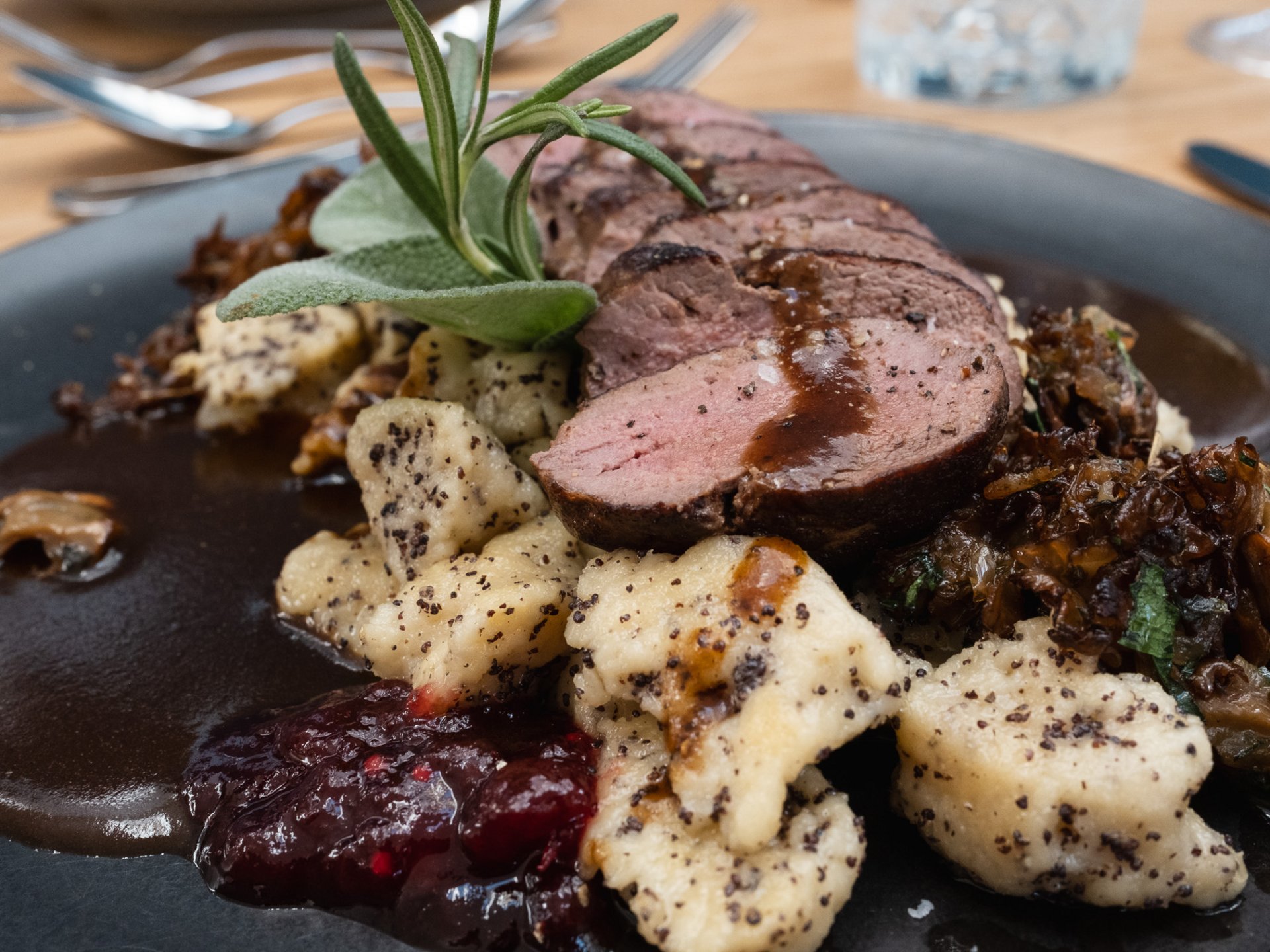 Gasthof & Restaurant in Parsberg mit regionaler Küche Rosa gebratene Fleischscheiben mit Knödeln, dunkler Sauce und Kräutern