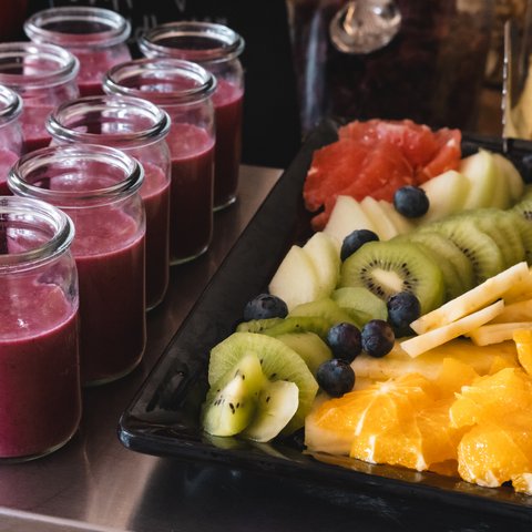 Conference Hotel in the Upper Palatinate: Conference and Seminar Rooms at the Romantik Hotel Hirschen Glasses with red smoothie next to a plate of assorted fresh fruit slices