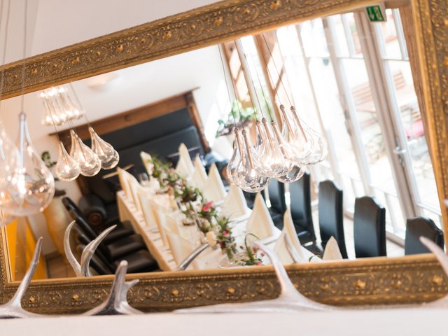 Romantik Hotel Hirschen: Bildergalerie Spiegelbild eines gedeckten Tisches mit eleganten Glaskugellampen und Antler-Dekor