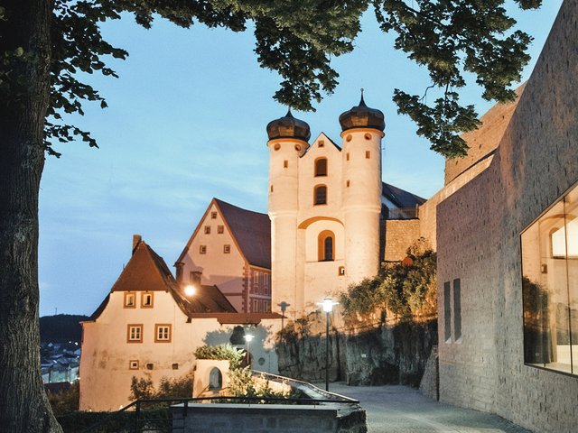 Romantik Hotel Hirschen: Bildergalerie Historisches Gebäude mit Zwiebeltürmen bei Abenddämmerung in einer Stadt