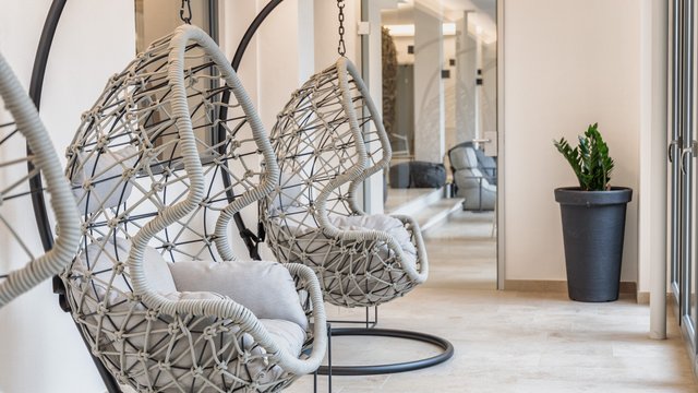 Home Moderne Hängesessel mit Kissen in einem hellen, minimalistischen Raum