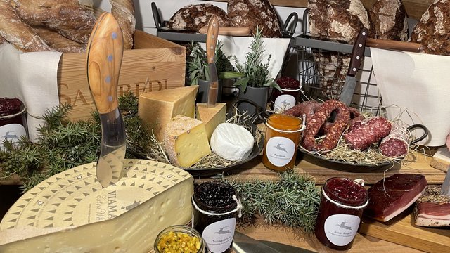 Romantik Hotel Hirschen: Blog Käse, Wurst, Brot und Marmelade auf Holzbrett mit Messern