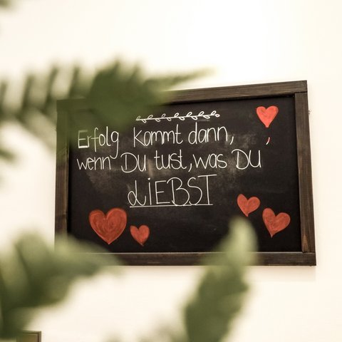 Romantik Hotel Hirschen: Frühstück Tafel mit Spruch Erfolg kommt, wenn du tust was du liebst und roten Herzen