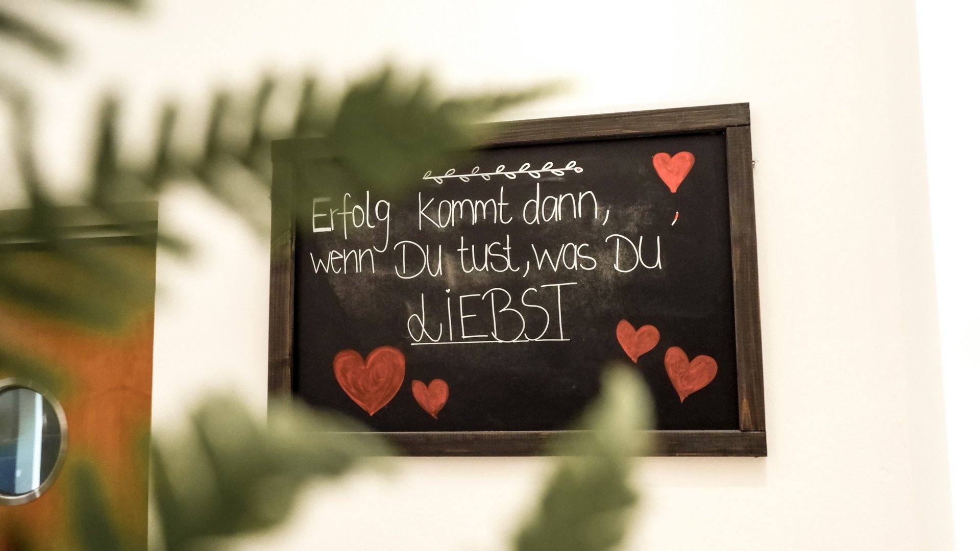 Romantik Hotel Hirschen: Blog Tafel mit Spruch Erfolg kommt, wenn du tust was du liebst und roten Herzen